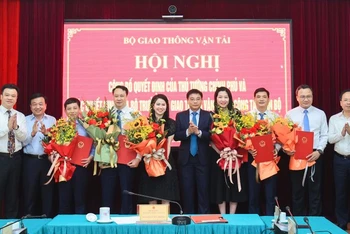 Lãnh đạo Bộ Giao thông vận tải chúc mừng các nhân sự được bổ nhiệm ngày 4/4.