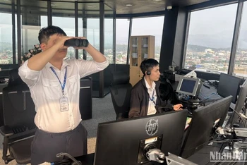 Kiểm soát viên không lưu điều hành hoạt động bay.