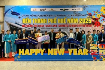 Vietnam Airlines chào đón những hành khách đầu tiên nhân dịp năm mới 2025 tại Cảng Hàng không quốc tế Phú Bài, Thừa Thiên Huế.