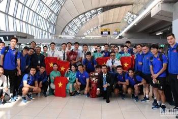 Hãng hàng không Vietnam Airlines đã quyết định tặng 1 vé máy bay nội địa hạng Thương gia cho toàn bộ cầu thủ bóng đá nam Việt Nam.