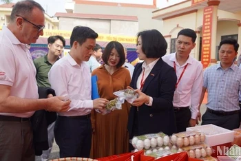 Ban lãnh đạo Central Retail tìm hiểu các đặc sản của tỉnh Hưng Yên giới thiệu tại sự kiện.