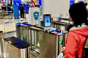 Hành khách có tài khoản định danh mức 2 có thể đăng nhập ứng dụng VNeID, đặt mua vé bay Vietjet và làm thủ tục check-in trực tuyến và xác thực sinh trắc học (eKYC) để qua cửa an ninh cũng như cửa ra tàu bay.