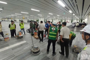 Các đơn vị khẩn trương thi công lát đá nhà ga.