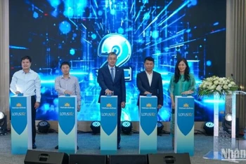 Ông Nguyễn Quốc Hùng, Cục trưởng Cục Quản trị (Văn phòng Chính phủ); ông Nguyễn Cao Cường, Phó Tổng Giám đốc Tổng công ty Cảng hàng không Việt Nam và ông Đặng Ngọc Hoà, Chủ tịch Hội đồng quản trị ra mắt chương trình LotusBiz.