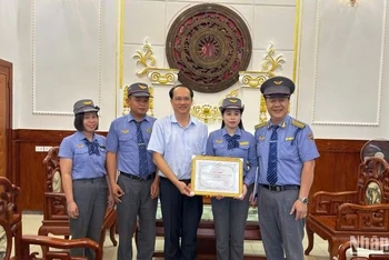 Ông Trần Anh Tuấn, Phó Tổng Giám đốc Tổng công ty Đường sắt Việt Nam trao thưởng “nóng” tập thể tổ tàu SE4.