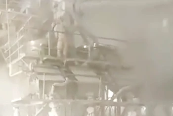 Môi trường độc hại bên trong xưởng sản xuất của Công ty trách nhiệm hữu hạn Châu Tiến. (Ảnh cắt từ video clip)