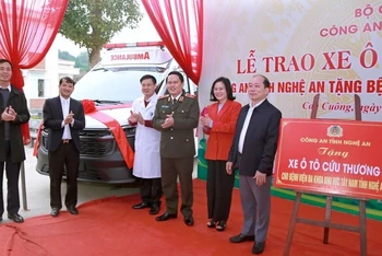 Thiếu tướng Bùi Quang Thanh, Giám đốc Công an tỉnh Nghệ An trao xe cứu thương tặng Bệnh viện Đa khoa khu vực tây nam.