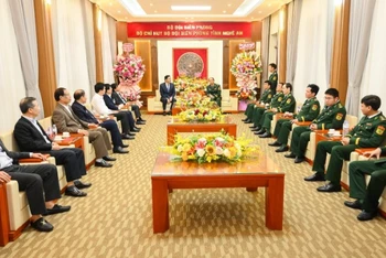 Đại tá Lê Như Cương, Chính ủy Bộ đội Biên phòng tỉnh Nghệ An tiếp Đoàn công tác Tỉnh ủy, Hội đồng nhân dân, Ủy ban nhân dân, Ủy ban Mặt trận Tổ quốc Việt Nam tỉnh Nghệ An đến thăm, chúc mừng.