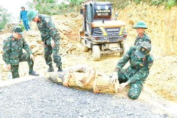 Quả bom đã được lực lượng chức năng tổ chức nổ tiêu hủy thành công, bảo đảm an toàn. (Ảnh: TRỌNG KIÊN)