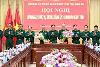 Thiếu tướng Nguyễn Văn Thiện, Phó Tư lệnh Bộ đội Biên phòng tặng hoa chúc mừng các đồng chí giao, nhận chức vụ Bí thư Đảng ủy, Chính ủy Bộ đội Biên phòng tỉnh Nghệ An.