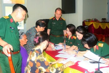Thực hiện chi trả trợ cấp 1 lần theo Quyết định số 142, 49, 62 của Thủ tướng Chính phủ tại huyện Diễn Châu. (Ảnh: TRỌNG KIÊN).