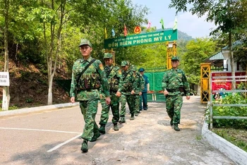 Đội hình tuần tra Đồn Biên phòng Mỹ Lý cùng lực lượng công an, dân quân địa phương xuất phát tuần tra, kiểm soát khu vực biên giới.