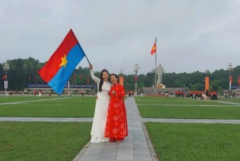 Người dân chụp ảnh, lưu lại khoảnh khắc đầy tự hào trong những ngày tháng Tư lịch sử của dân tộc.