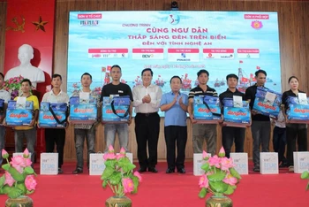 Ông Nguyễn Văn Đệ, Phó Chủ tịch Ủy ban nhân dân tỉnh Nghệ An và ông Nguyễn Thái Bình, Phó Tổng Biên tập báo Pháp luật Thành phố Hồ Chí Minh, Trưởng Ban tổ chức chương trình “Cùng ngư dân thắp sáng đèn trên biển” trao tặng các phần quà cho ngư dân.