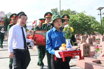 Lãnh đạo tỉnh Nghệ An và lãnh đạo Quân khu 4 di hài cốt liệt sĩ an táng ở Nghĩa trang liệt sĩ huyện Nghi Lộc, Nghệ An.