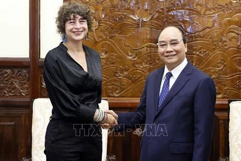 Chủ tịch nước Nguyễn Xuân Phúc tiếp Đại sứ Hà Lan Elsbeth Akkermann. (Ảnh: TTXVN)