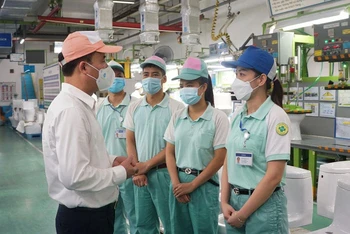 Tổng Giám đốc Bảo hiểm xã hội Việt Nam Nguyễn Thế Mạnh kiểm tra tiến độ thực hiện chi trả cho người lao động từ Quỹ Bảo hiểm thất nghiệp. (Ảnh: Tâm Trung)
