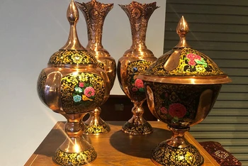 Bộ bình và chân đèn vẽ tay tại triển lãm.