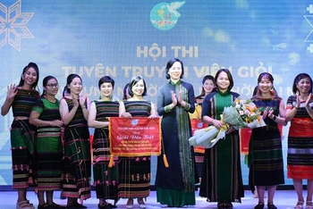 Trao Giải Đặc biệt cho đội tuyên truyền viên tỉnh Đăk Nông.