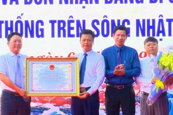 Huyện Quảng Ninh nhận Bằng công nhận di sản văn hóa phi vật thể quốc gia lễ hội đua thuyền truyền thống trên sông Nhật Lệ.