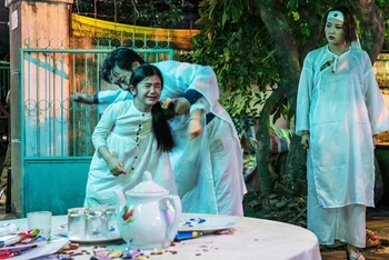 Cảnh trong phim "Đêm tối rực rỡ".