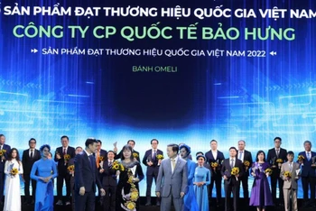 Bà Phan Thị Châm, Chủ tịch Hội đồng quản trị Công ty cổ phần Quốc tế Bảo Hưng (tỉnh Thái Bình) nhận biểu trưng vinh danh doanh nghiệp có sản phẩm đạt Thương hiệu quốc gia Việt Nam năm 2022.