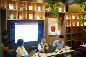 Buổi giao lưu ra mắt sách.