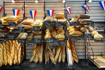 Bánh mì baguette xuất hiện ở mọi nơi trong những bữa ăn của người Pháp, từ trong gia đình, ra tới căng tin trường học và ngay cả nhà hàng cao cấp. (Ảnh: MINH DUY)