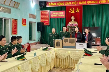 Trao tặng Bộ đội biên phòng bộ máy tính tại Đồn Biên phòng cửa khẩu Sóc Giang.