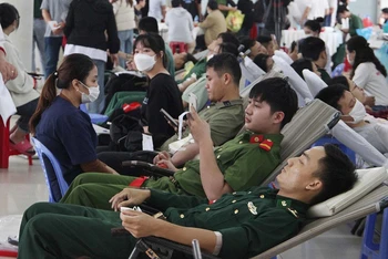Bạn trẻ tham gia hiến máu tại ngày hội.