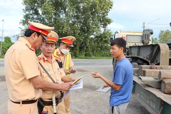 Cảnh sát giao thông Công an tỉnh Quảng Ngãi kiểm tra, xử lý xe quá tải, quá khổ.