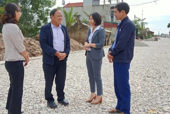 Giáo dân Nguyễn Văn Cường (thứ hai từ trái sang), trú tại xã Quỳnh Ngọc (huyện Quỳnh Phụ, tỉnh Thái Bình) tự nguyện góp hơn 200 mét vuông đất ở trị giá hơn 1 tỷ đồng để làm đường.