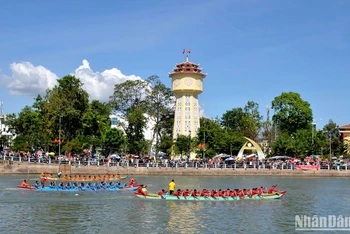 Cuộc đua thuyền trên sông Cà Ty luôn đi ngang qua tháp nước, một công trình kiến trúc nổi tiếng được xây dựng từ năm 1928, biểu tượng của thành phố Phan Thiết.