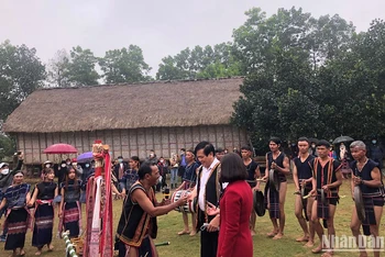 Du khách, khách mời đón Xuân cùng bà con dân tộc tại Làng Văn hóa Du lịch các dân tộc Việt Nam.