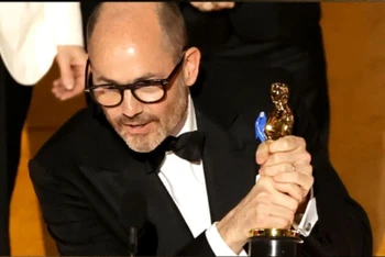 Đạo diễn Edward Berger tại lễ trao giải. (Ảnh: Hollywood Reporter)