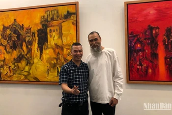 Họa sĩ Hoàng Định tại triển lãm.