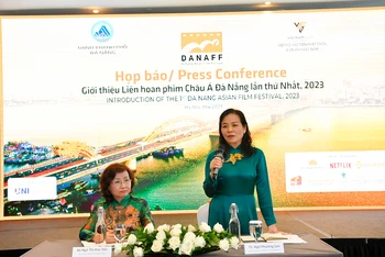 Tiến sĩ Ngô Phương Lan và Phó Chủ tịch Ủy ban nhân dân thành phố Đà Nẵng Ngô Thị Kim Yến chia sẻ tại buổi họp báo. (Ảnh: HUY NGUYỄN)