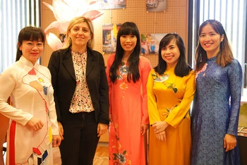 Bà Elodie Le Floch (áo đen), thị trưởng thành phố Kervignac, bà Stephanie Do (áo dài màu da cam), đại biểu Quốc hội vùng Seine et Marne nhiệm kỳ 2017 – 2022, chụp ảnh cùng Ban tổ chức.