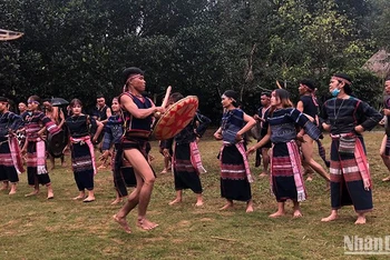 Trình diễn dân ca dân vũ tại Làng.