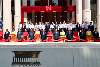 Các vị lãnh đạo Đảng, Nhà nước tại lễ cắt băng khánh thành Nhà hát. (Ảnh: NAM NGUYỄN)