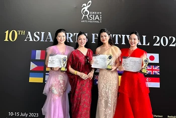 Tân Nhàn và các học trò sau khi giành giải thưởng. (Ảnh: FB Tân Nhàn)