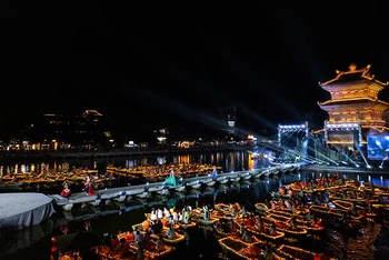 Chương trình "Tinh hoa cố đô" nhìn từ trên cao. (Ảnh: KIẾNG CẬN)