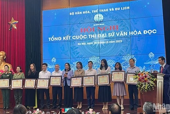 Trao giải thưởng cho các tập thể thành tích xuất sắc trong quá trình tổ chức cuộc thi.