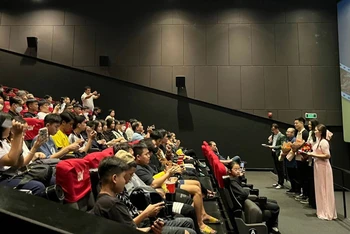 Khán giả tham gia các hoạt động giao lưu với nghệ sĩ. (Ảnh: VFDA)