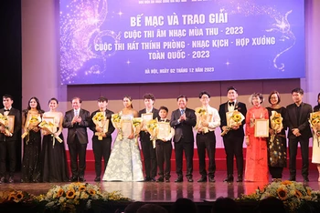 Các thí sinh giành giải thưởng tại hai cuộc thi. (Ảnh: Ban tổ chức)
