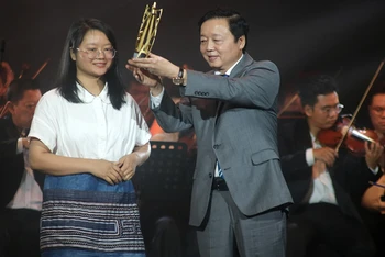 Phó Thủ tướng Trần Hồng Hà trao giải cho đạo diễn trẻ Hà Lệ Diễm tại lễ bế mạc Liên hoan phim năm 2023. (Ảnh: Ban tổ chức)