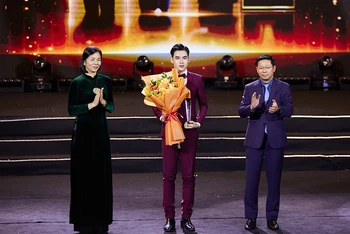 Nghệ sĩ trẻ Quốc Đạt (áo đỏ) tại lễ vinh danh các nghệ sĩ tiêu biểu 2023. (Ảnh: NVCC)