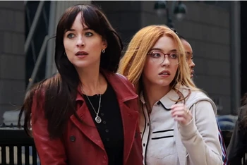 Dakota Johnson (bên trái) đảm nhận vai Madame Web. (Ảnh: Glamor UK)