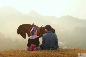 Chấu Thị Nung tái hiện bối cảnh tiểu thuyết “Lặng yên dưới vực sâu” của nhà văn Đỗ Bích Thúy thông qua một bộ ảnh thời trang.