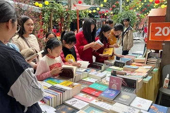 Đông đảo bạn đọc chọn sách tại Phố Sách Hà Nội trong dịp Tết. (Ảnh: Thái Hà Books)